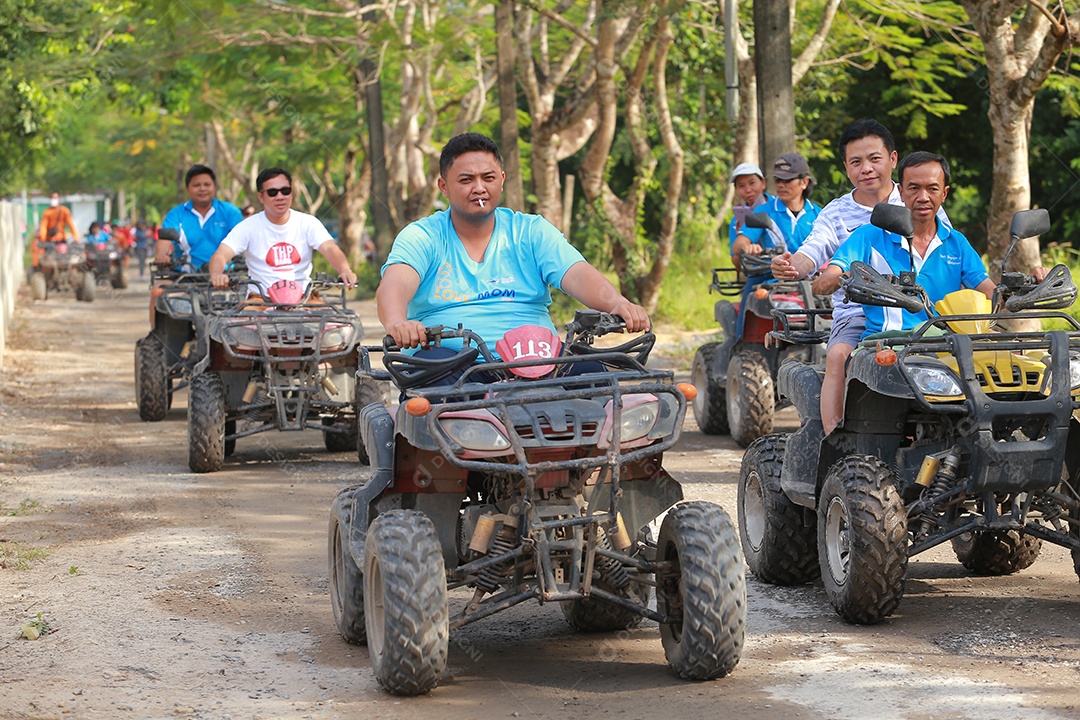 Turistas montando ATV para a natureza aventura na pista de terra