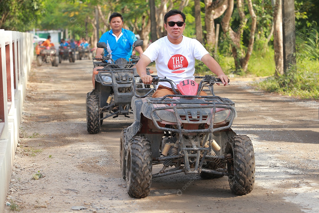 Turistas montando ATV para a natureza aventura na pista de terra