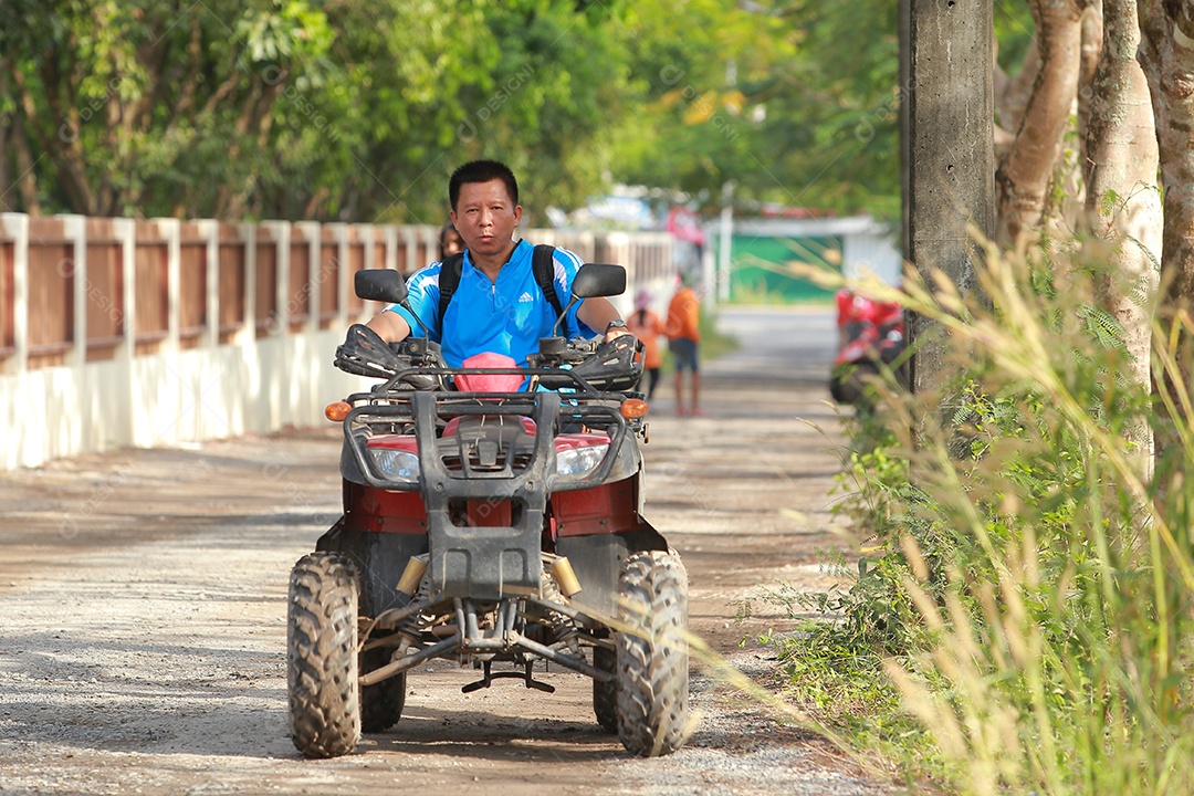 Turistas montando ATV para a natureza aventura na pista de terra