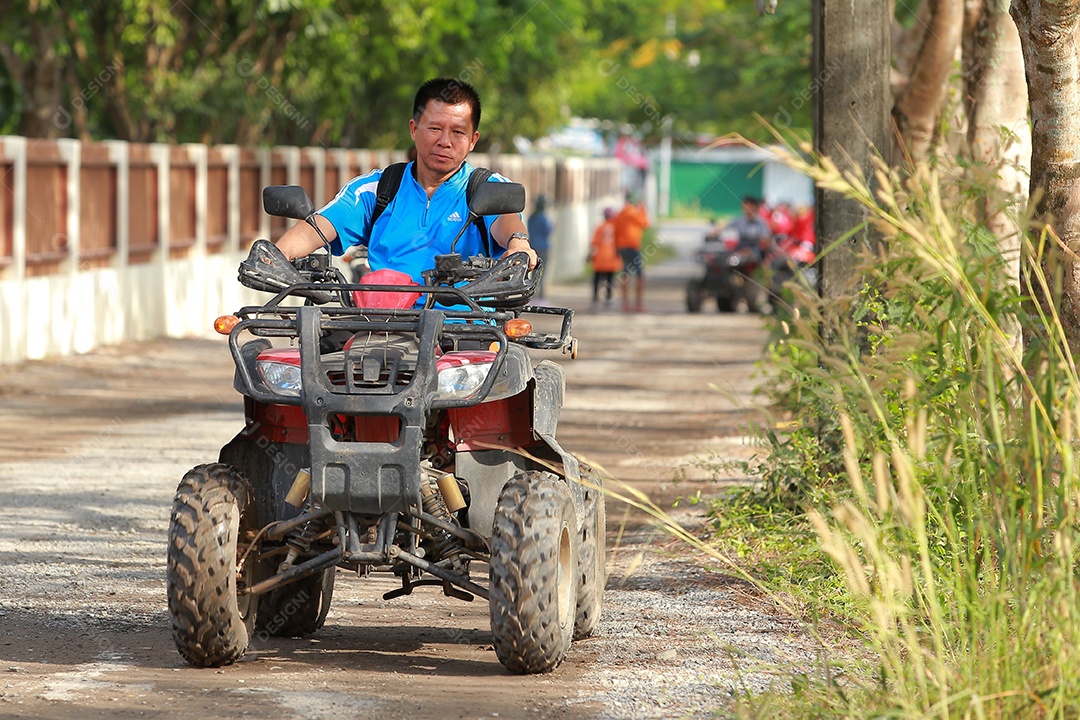 Turistas montando ATV para a natureza aventura na pista de terra