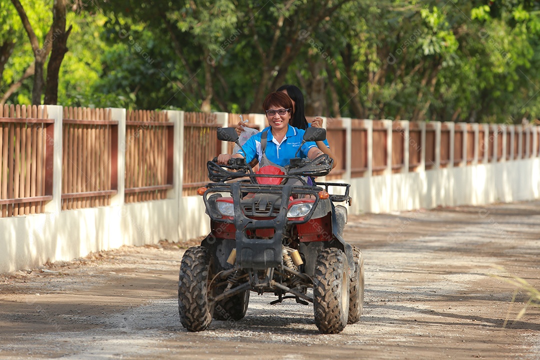 Turistas montando ATV para a natureza aventura na pista de terra