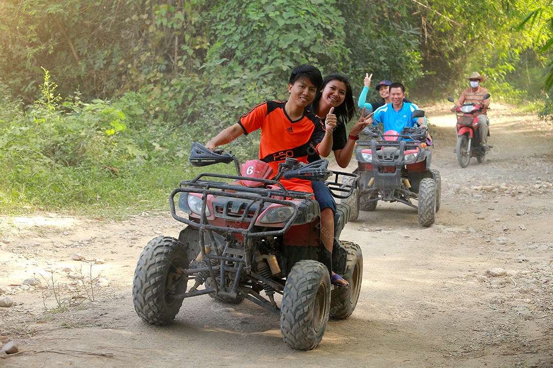 Turistas montando ATV para a natureza aventura na pista de terra