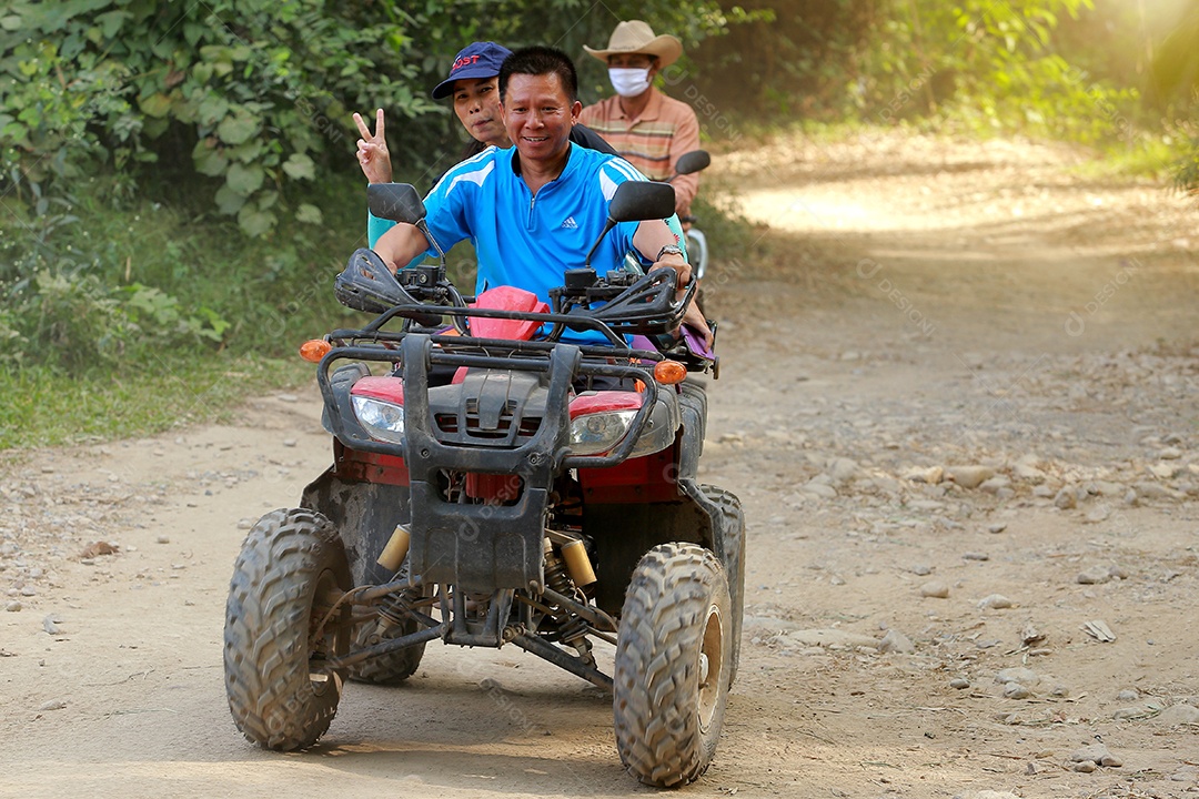 Turistas montando ATV para a natureza aventura na pista de terra