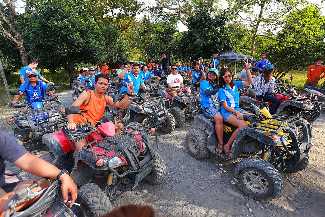 Turistas montando ATV para a natureza aventura na pista de terra