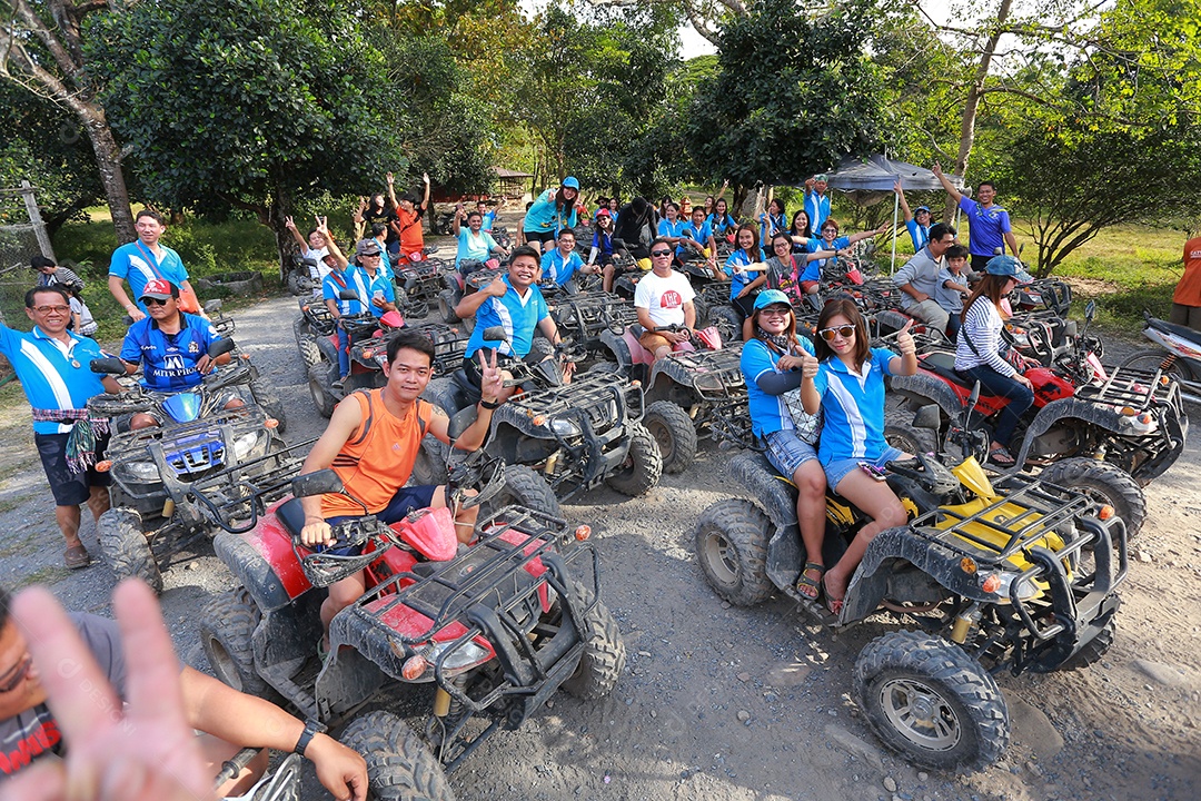 Turistas montando ATV para a natureza aventura na pista de terra