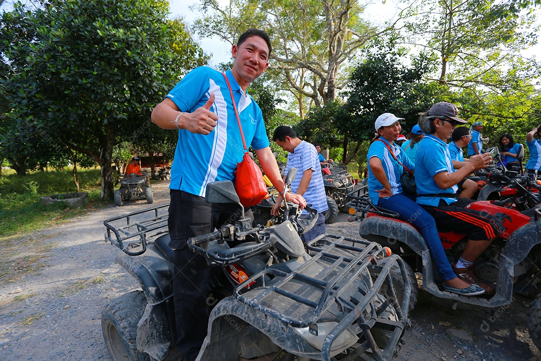 Turistas montando ATV para a natureza aventura na pista de terra