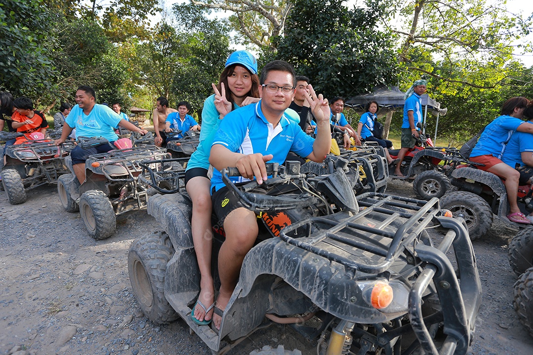 Turistas montando ATV para a natureza aventura na pista de terra