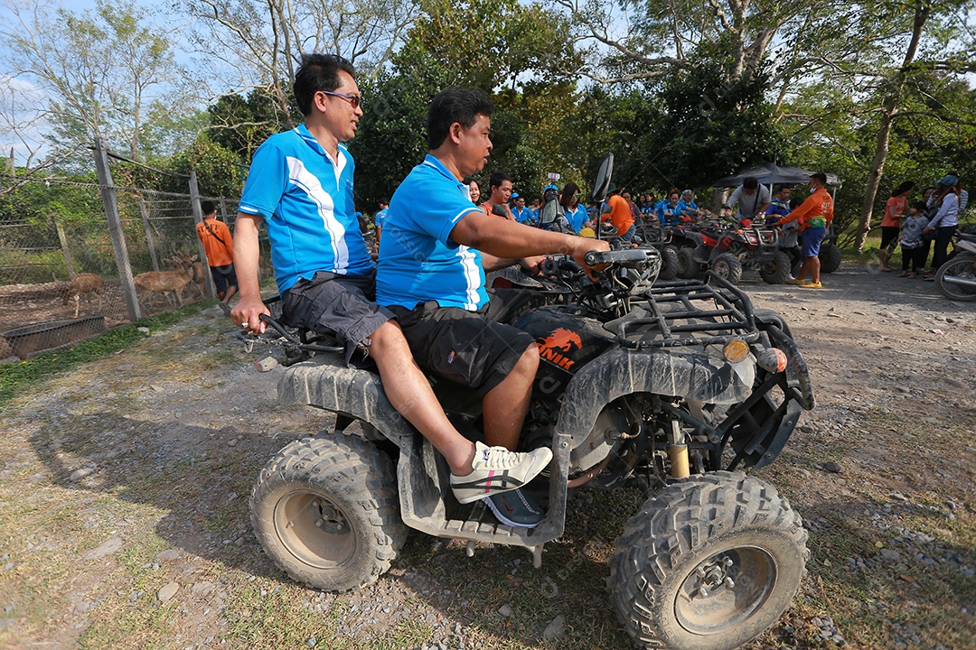 Turistas montando ATV para a natureza aventura na pista de terra