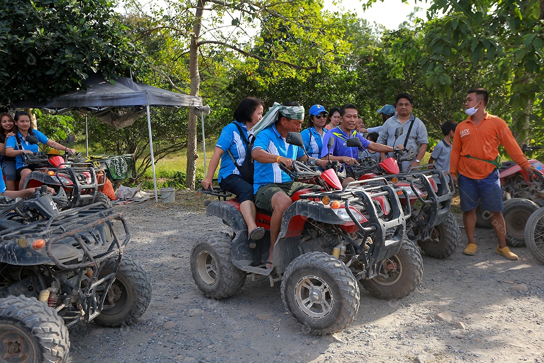 Turistas montando ATV para a natureza aventura na pista de terra