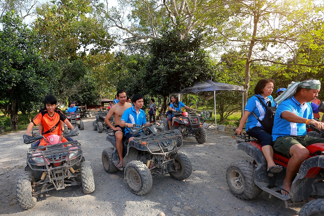 Turistas montando ATV para a natureza aventura na pista de terra