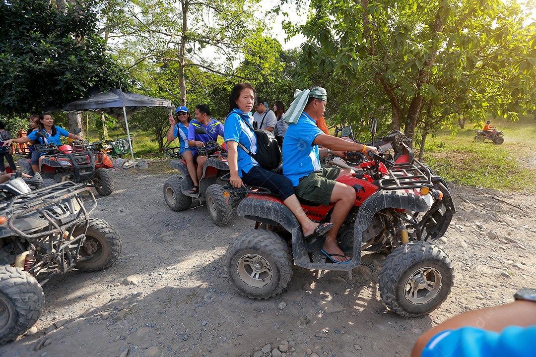 Turistas montando ATV para a natureza aventura na pista de terra