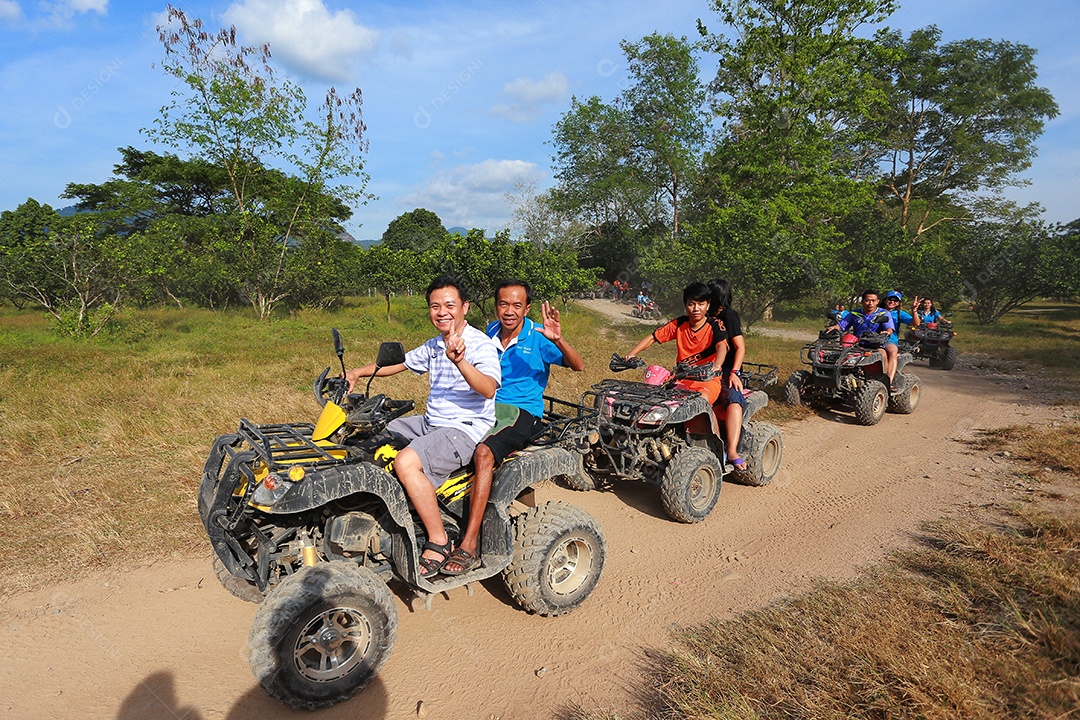 Turistas montando ATV para a natureza aventura na pista de terra