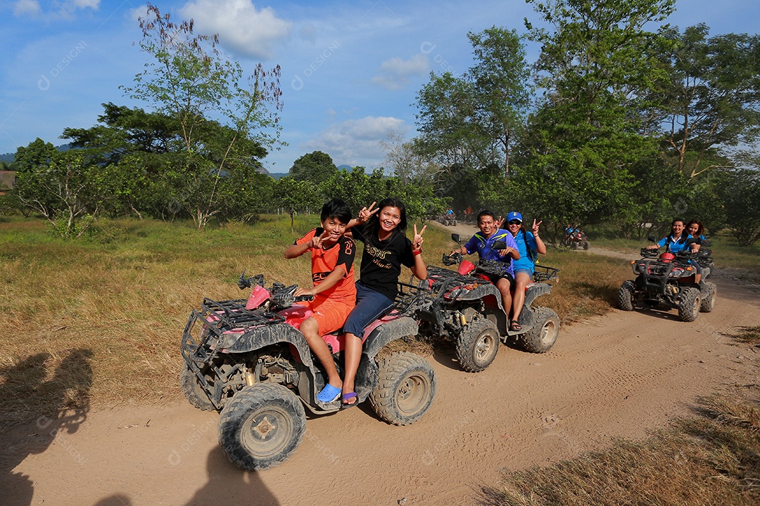 Turistas montando ATV para a natureza aventura na pista de terra