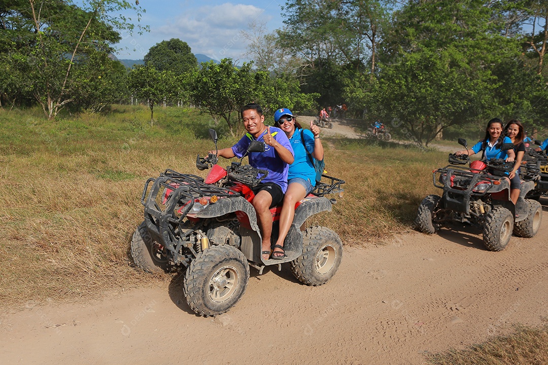 Turistas montando ATV para a natureza aventura na pista de terra