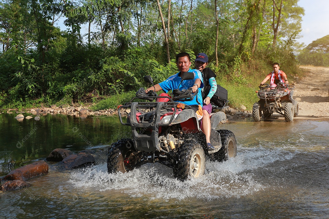 Turistas montando ATV para a natureza aventura na pista de terra