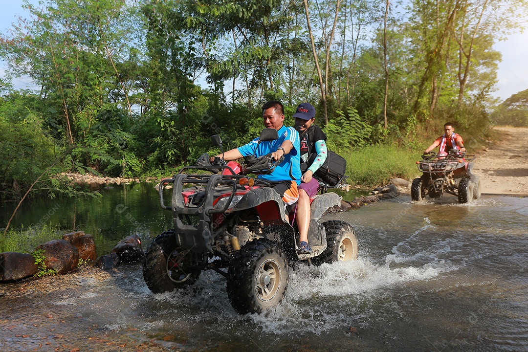 Turistas montando ATV para a natureza aventura na pista de terra