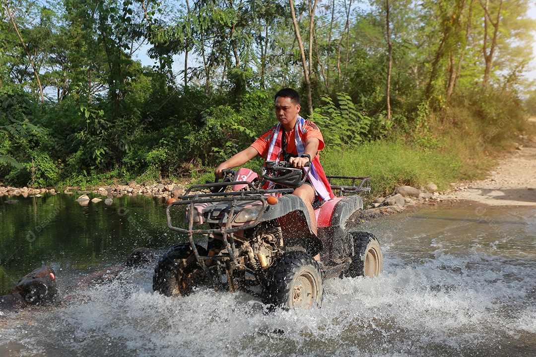 Turistas montando ATV para a natureza aventura na pista de terra