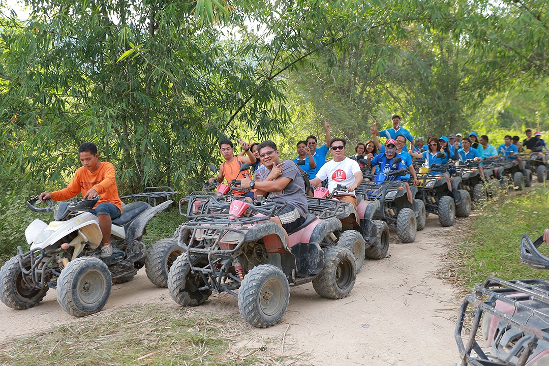 Turistas montando ATV para a natureza aventura na pista de terra