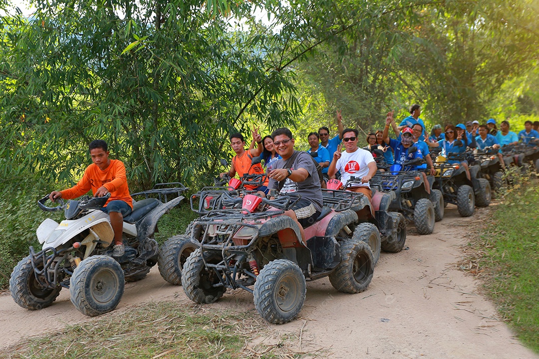Turistas montando ATV para a natureza aventura na pista de terra