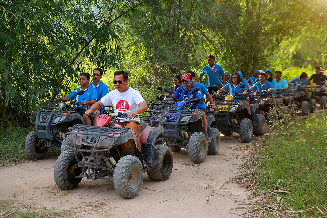 Turistas montando ATV para a natureza aventura na pista de terra