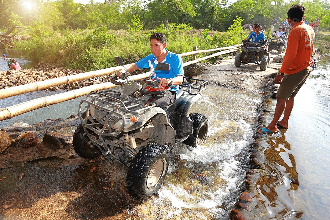 Turistas montando ATV para a natureza aventura na pista de terra