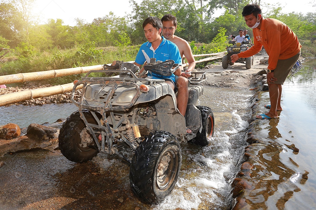 Turistas montando ATV para a natureza aventura na pista de terra