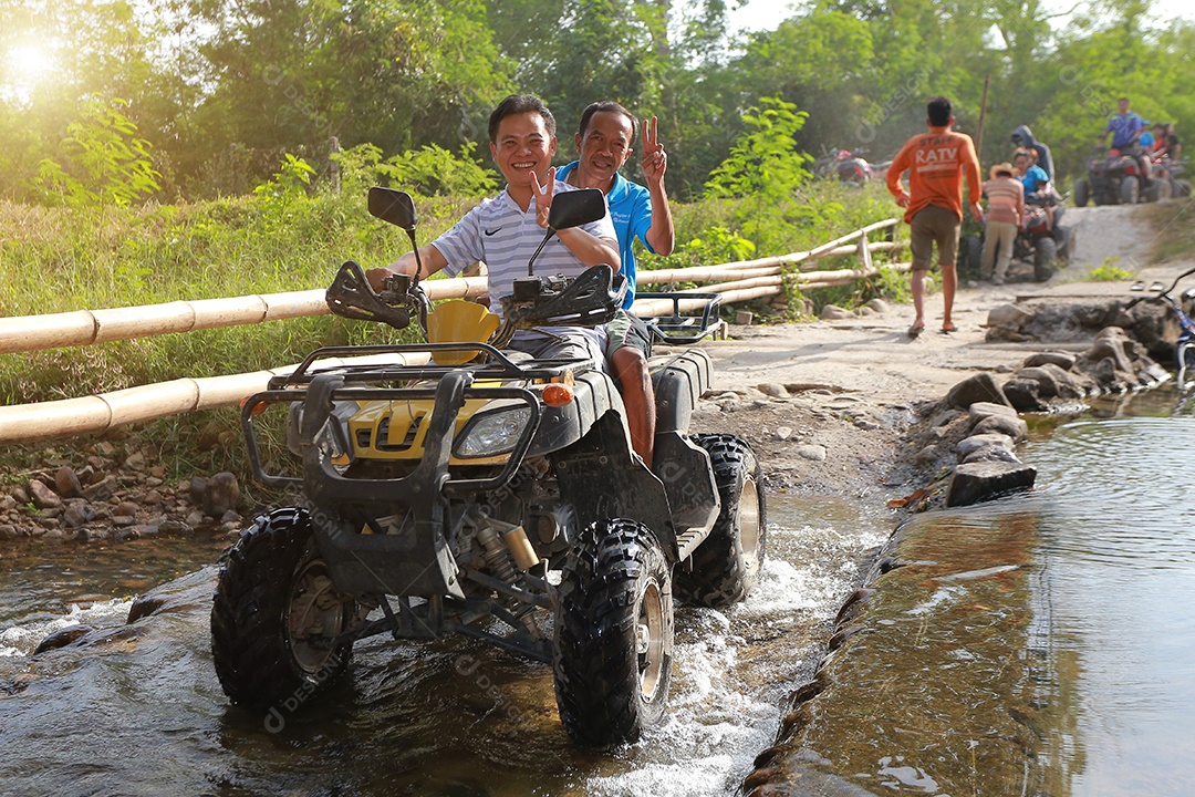 Turistas montando ATV para a natureza aventura na pista de terra