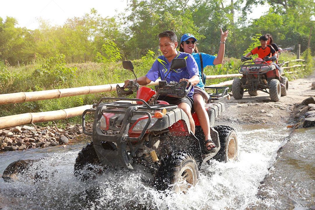 Turistas montando ATV para a natureza aventura na pista de terra