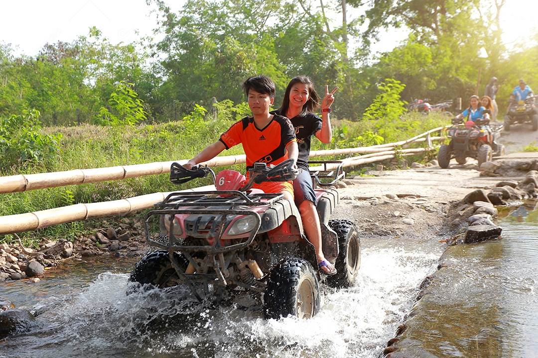 Turistas montando ATV para a natureza aventura na pista de terra