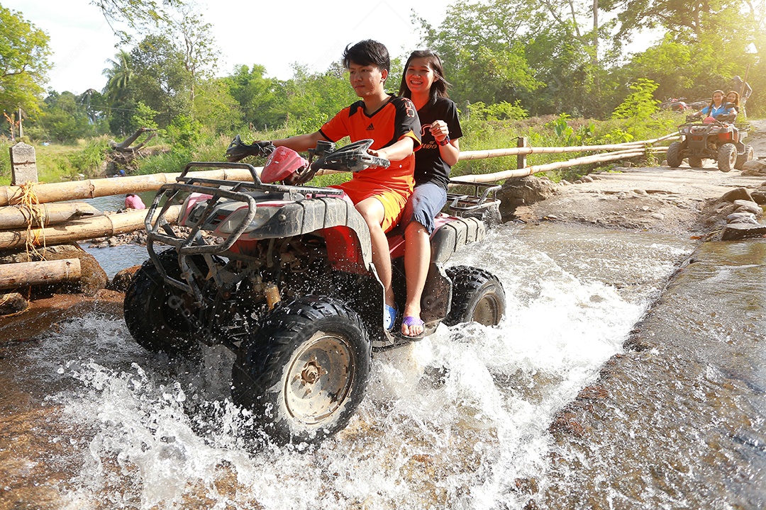 Turistas montando ATV para a natureza aventura na pista de terra