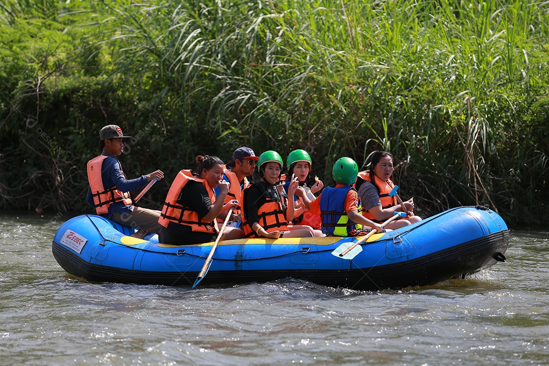 Grupo de aventureiro fazendo rafting na represa o rio é popular por sua vista panorâmica da natureza.