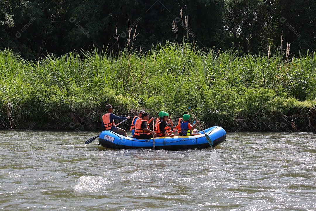 Grupo de aventureiro fazendo rafting na represa o rio é popular por sua vista panorâmica da natureza.