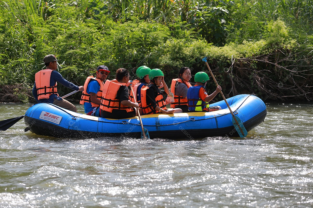 Grupo de aventureiro fazendo rafting na represa o rio é popular por sua vista panorâmica da natureza.