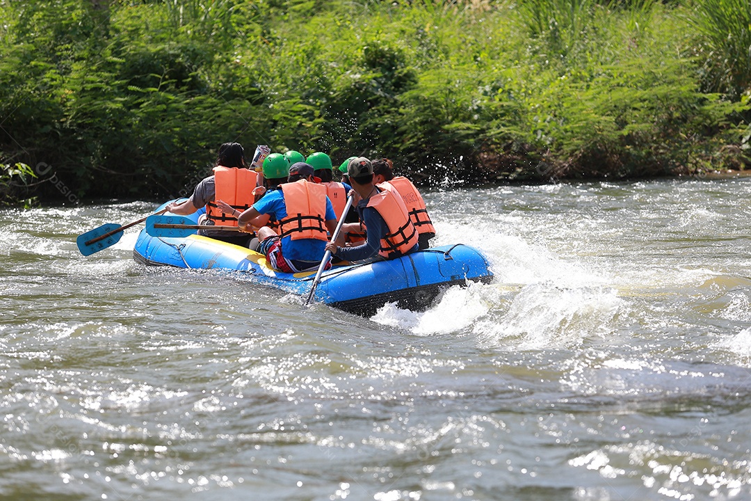 Grupo de aventureiro fazendo rafting na represa o rio é popular por sua vista panorâmica da natureza.