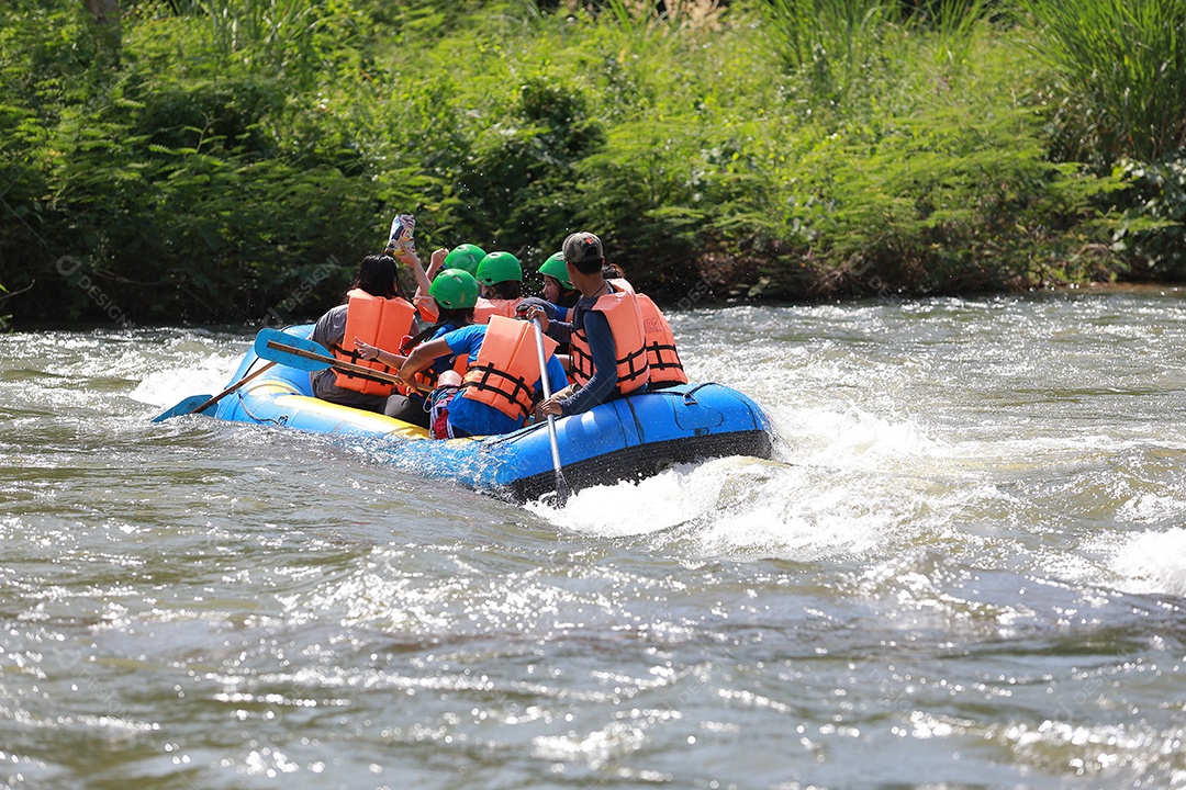 Grupo de aventureiro fazendo rafting na represa o rio é popular por sua vista panorâmica da natureza.