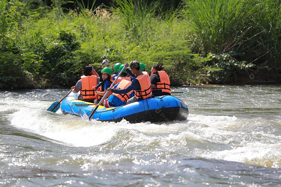Grupo de aventureiro fazendo rafting na represa o rio é popular por sua vista panorâmica da natureza.