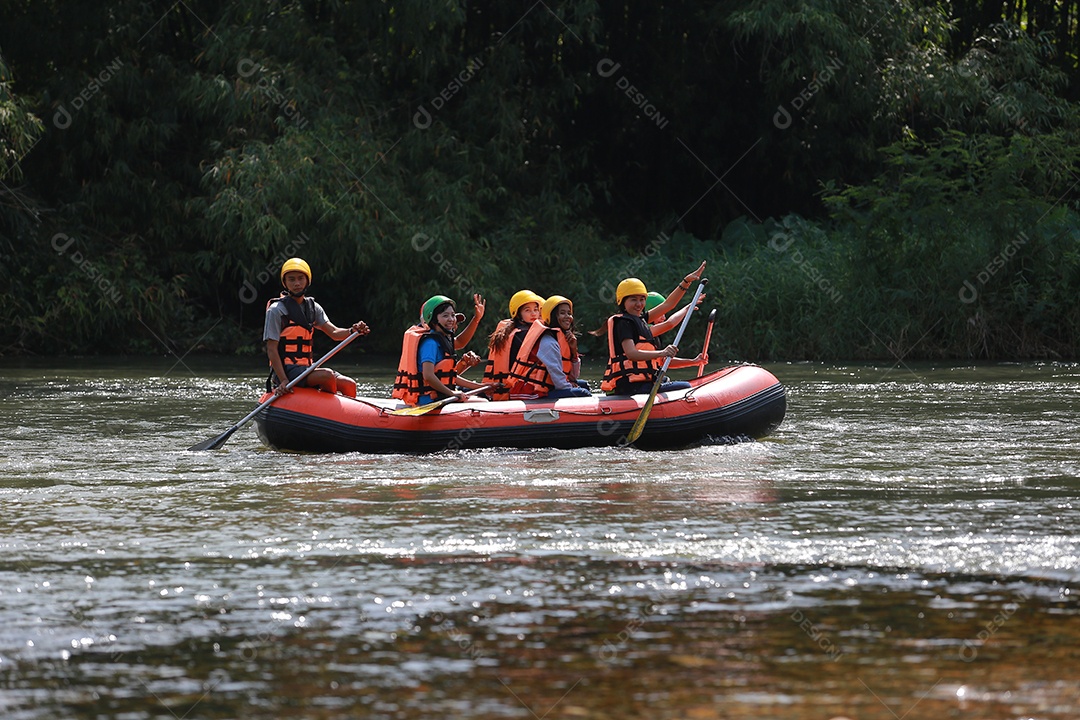 Grupo de aventureiro fazendo rafting na represa o rio é popular por sua vista panorâmica da natureza.