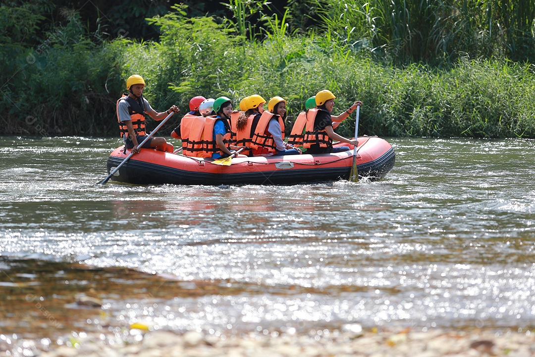 Grupo de aventureiro fazendo rafting na represa o rio é popular por sua vista panorâmica da natureza.