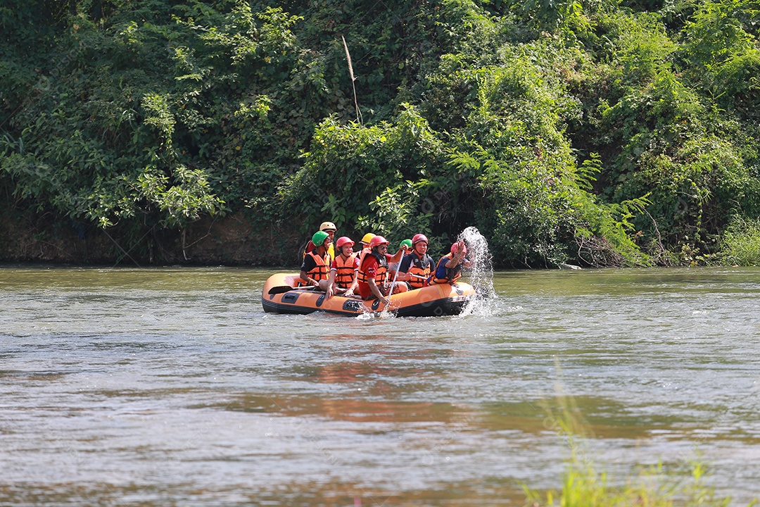 Grupo de aventureiro fazendo rafting na represa o rio é popular por sua vista panorâmica da natureza.