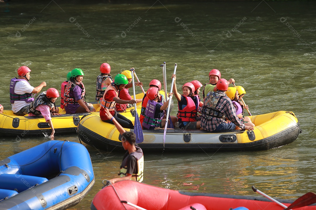 Grupo de aventureiro fazendo rafting na represa o rio é popular por sua vista panorâmica da natureza.