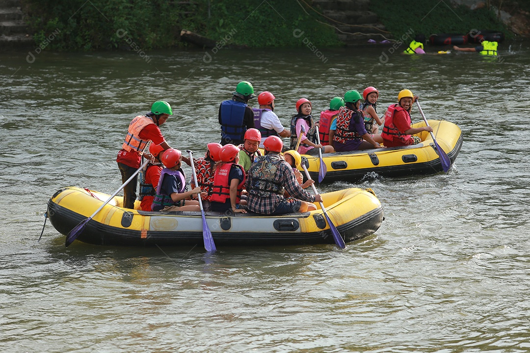 Grupo de aventureiro fazendo rafting na represa o rio é popular por sua vista panorâmica da natureza.