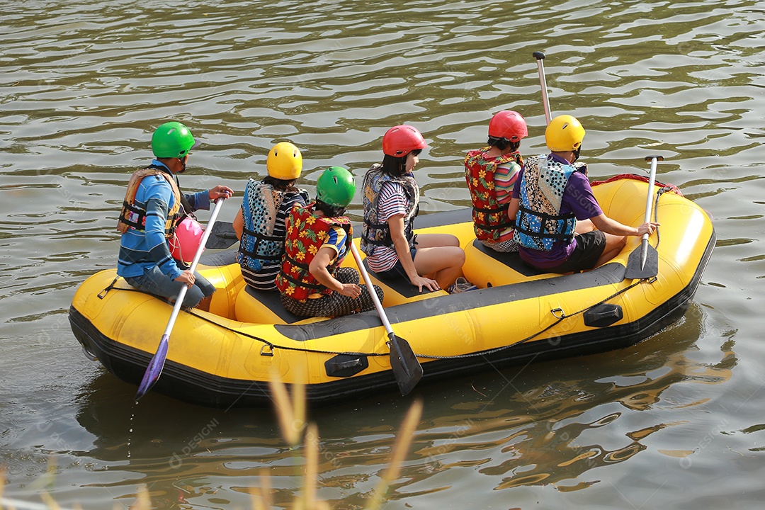 Grupo de aventureiro fazendo rafting na represa o rio é popular por sua vista panorâmica da natureza.