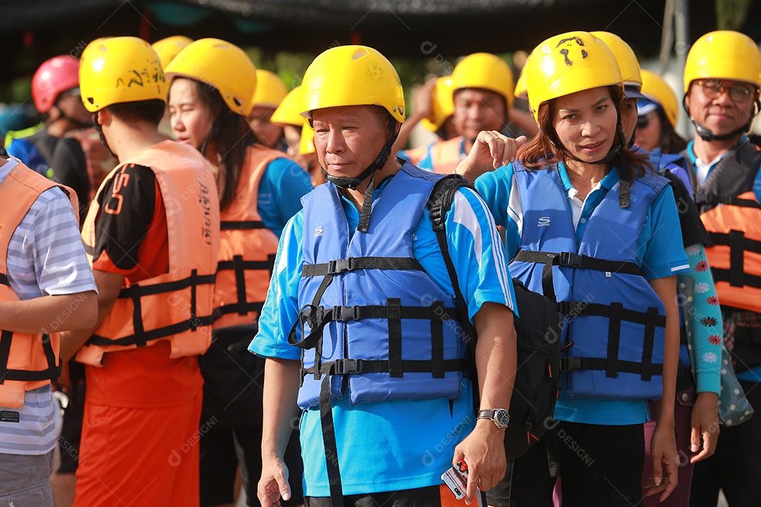 Grupo de aventureiro fazendo rafting na represa o rio é popular por sua vista panorâmica da natureza.