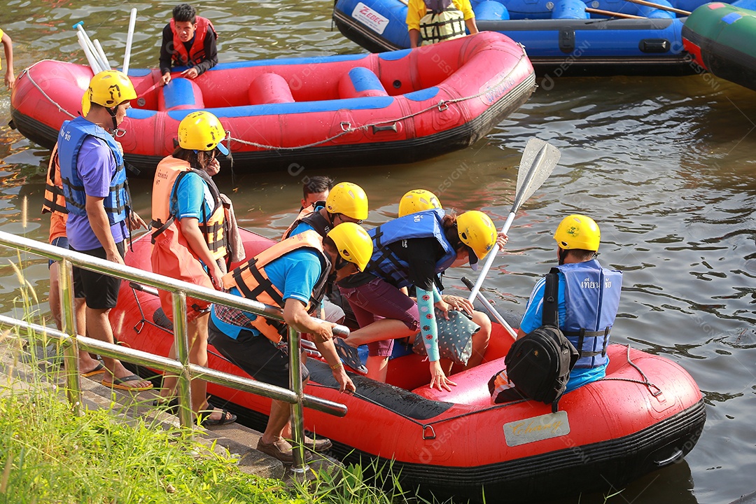 Grupo de aventureiro fazendo rafting na represa o rio é popular por sua vista panorâmica da natureza.