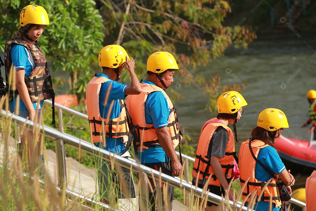 Grupo de aventureiro fazendo rafting na represa o rio é popular por sua vista panorâmica da natureza.