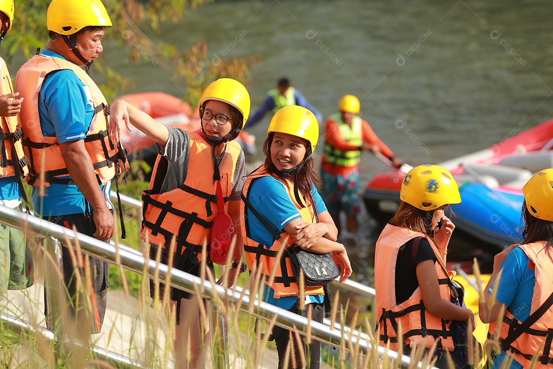 Grupo de aventureiro fazendo rafting na represa o rio é popular por sua vista panorâmica da natureza.