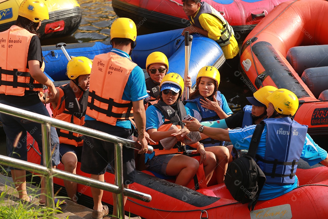 Grupo de aventureiro fazendo rafting na represa o rio é popular por sua vista panorâmica da natureza.