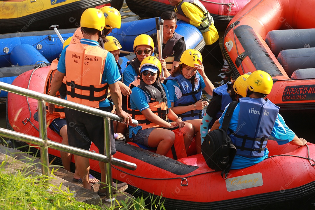 Grupo de aventureiro fazendo rafting na represa o rio é popular por sua vista panorâmica da natureza.