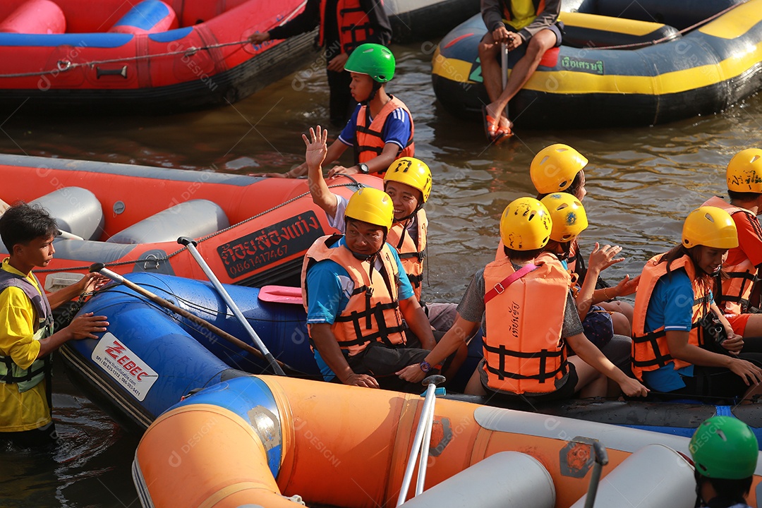 Grupo de aventureiro fazendo rafting na represa o rio é popular por sua vista panorâmica da natureza.