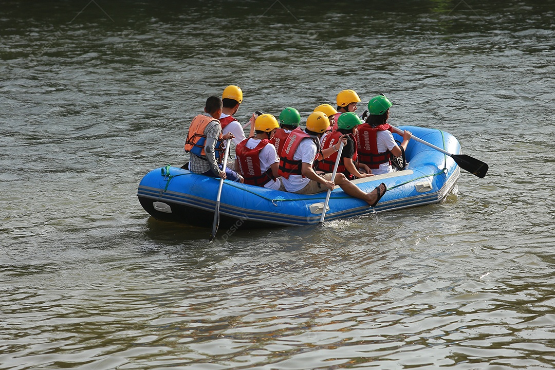 Grupo de aventureiro fazendo rafting na represa o rio é popular por sua vista panorâmica da natureza.